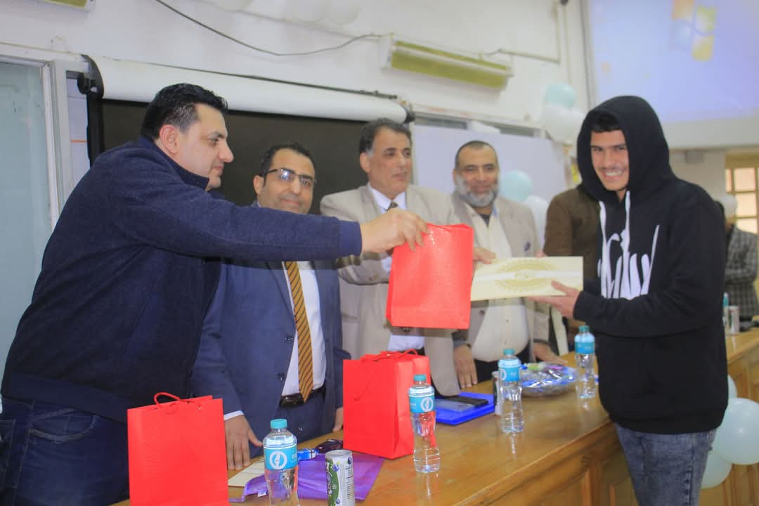 Yosef Beder receiving certificate for ranking 1st in Principle of Disease module